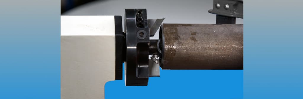 Торцовочный и фасочный резцы установленные в торцевателе при разделке торца под сварку